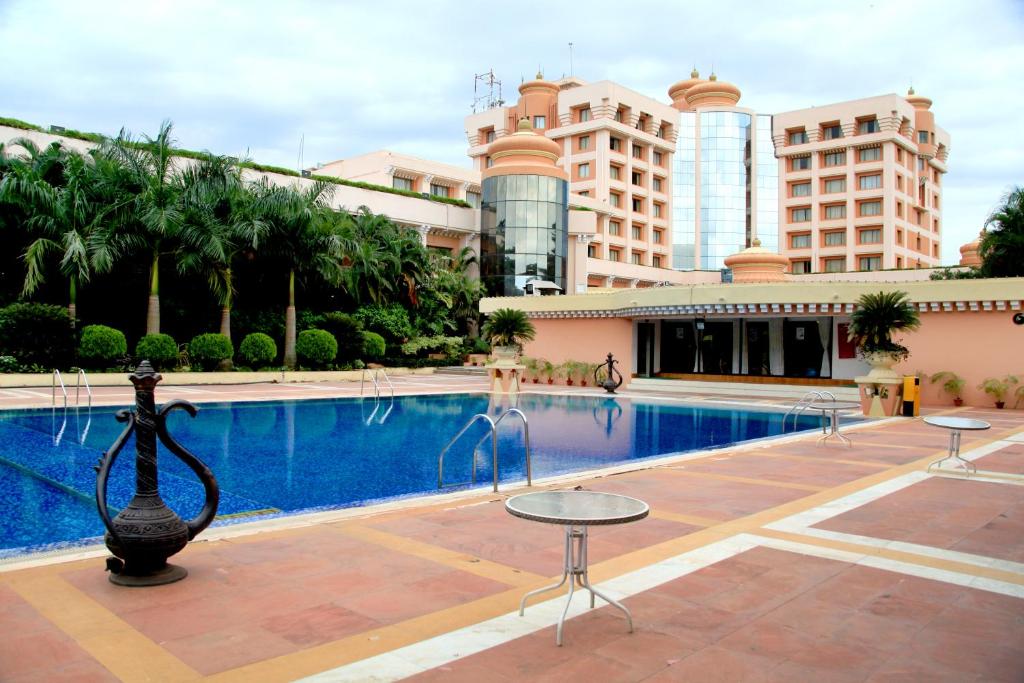 Bazén v ubytování Hotel Swosti Premium Bhubaneswar nebo v jeho okolí