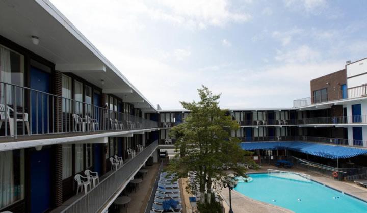 Bazén v ubytování Brittany Motel nebo v jeho okolí