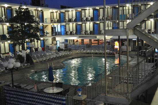 Bazén v ubytování Brittany Motel nebo v jeho okolí
