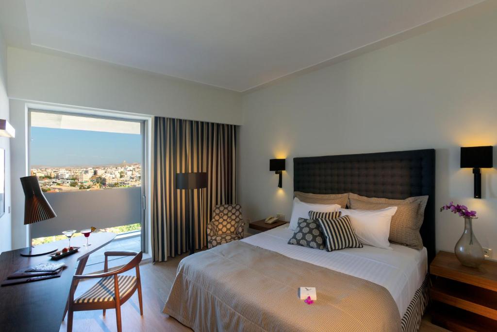 A bed or beds in a room at Aquila Atlantis Hotel