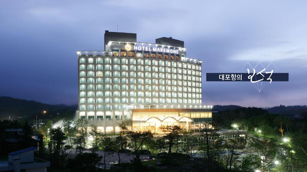 una representación de un hotel por la noche en Hotel Maremons, en Sokcho