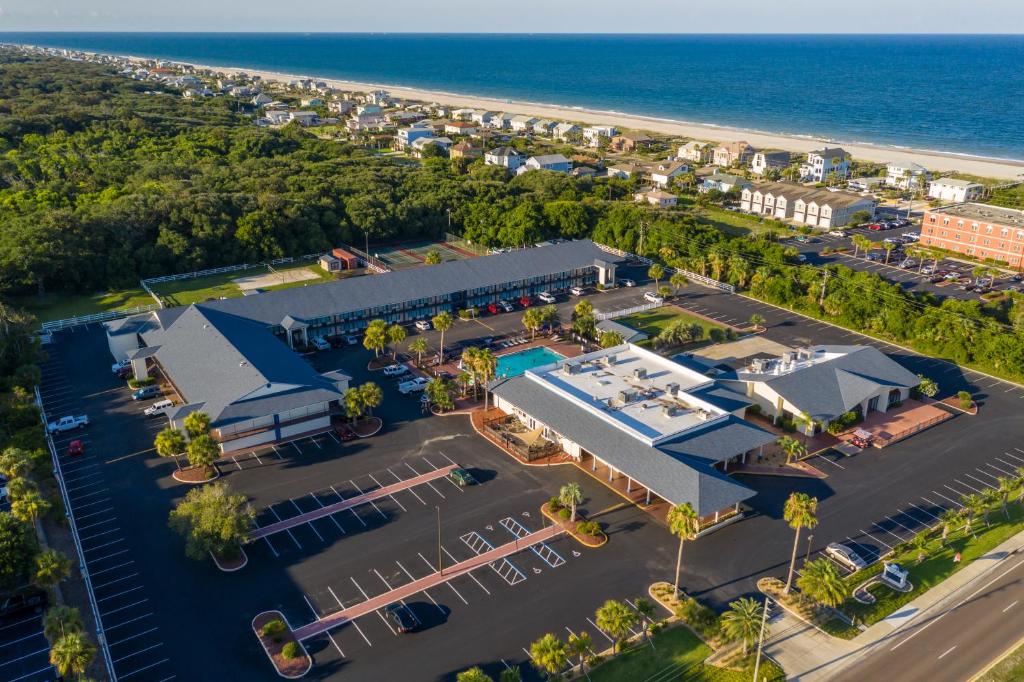 una vista aérea de un complejo con aparcamiento y la playa en Ocean Coast Hotel at the Beach Amelia Island, en Fernandina Beach