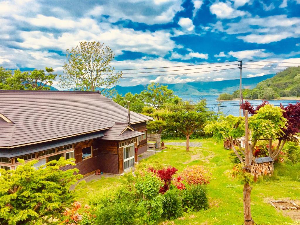 a house with a view of the water at 自然の中の古民家ゲストハウスちゃいはな庵 Organic county style classic house Chaihana an in Lake Toya