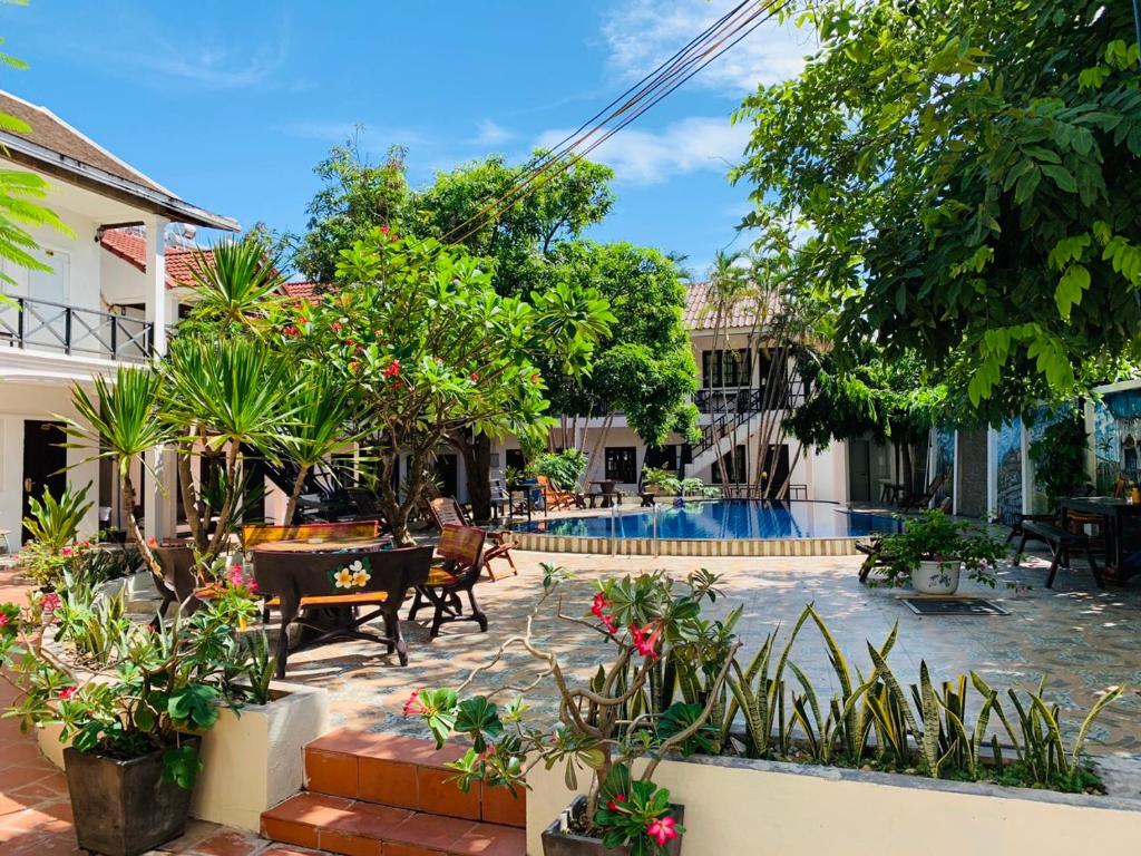 a courtyard of a house with a swimming pool at Vientiane Garden Villa Hotel in Vientiane