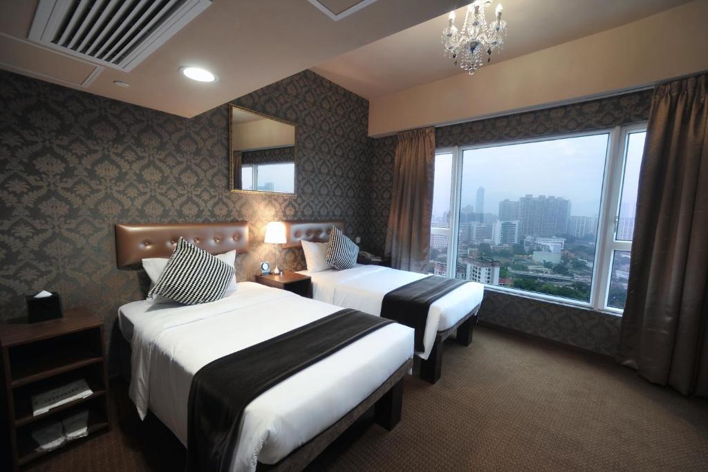 Postel nebo postele na pokoji v ubytování Ramada Grand Tsim Sha Tsui