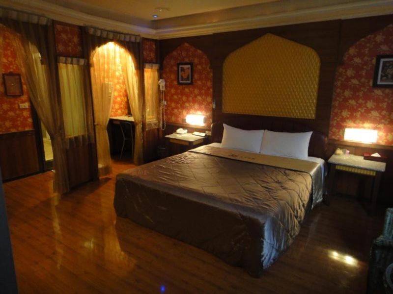斗六的住宿－星辰庭園汽車旅館，一间卧室,卧室内配有一张大床