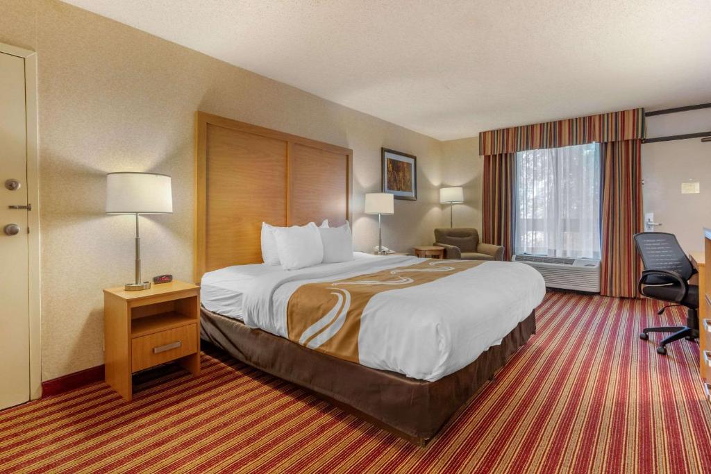 Quality Inn Exit 4 - King Room - Accesible/no Fumar