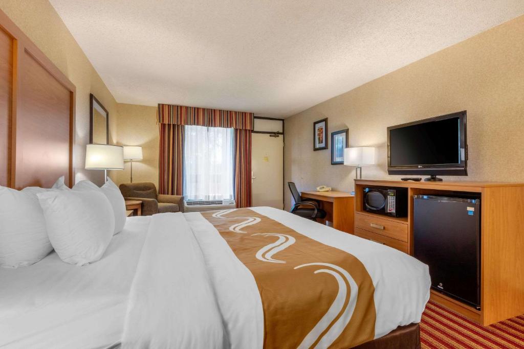 Quality Inn Exit 4 - King Room - No Fumadores