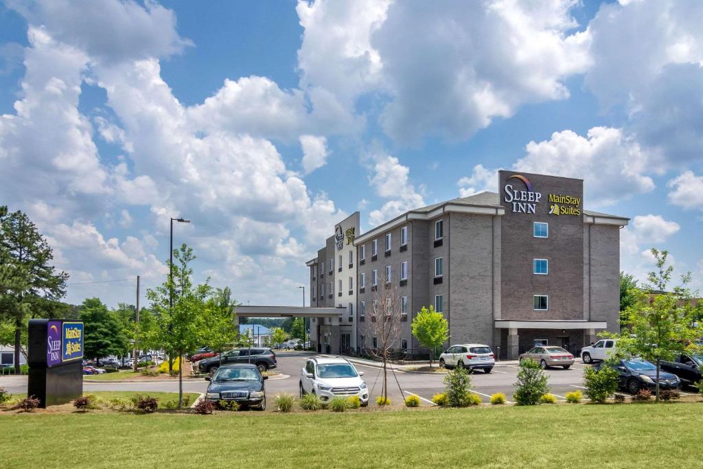 un hotel con coches estacionados en un estacionamiento en Sleep Inn Newnan Atlanta South, en Newnan