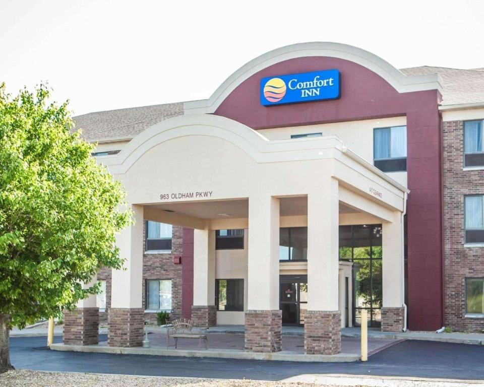 a building with a sign for a comfort inn at Comfort Inn Lees Summit - Hwy 50 & Hwy 291 in Lees Summit