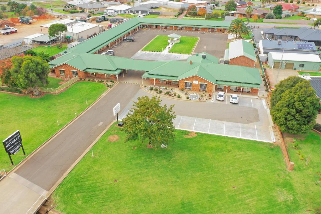 una vista aérea de un gran edificio con techo verde en Leeton Heritage Motor Inn, en Leeton