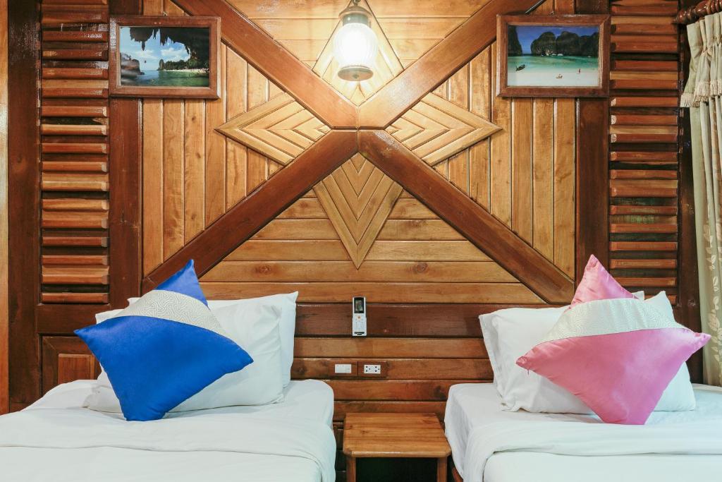 Postel nebo postele na pokoji v ubytování Phu Pha Aonang Resort & Spa