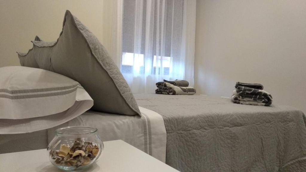 une chambre avec un lit avec des oreillers et une fenêtre dans l'établissement La Casa de Maricruz, à Cangas de Onís