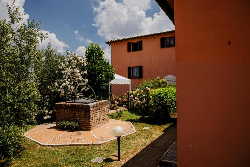 Vonkajšia záhrada v ubytovaní Hotel Relais Santa Genoveffa