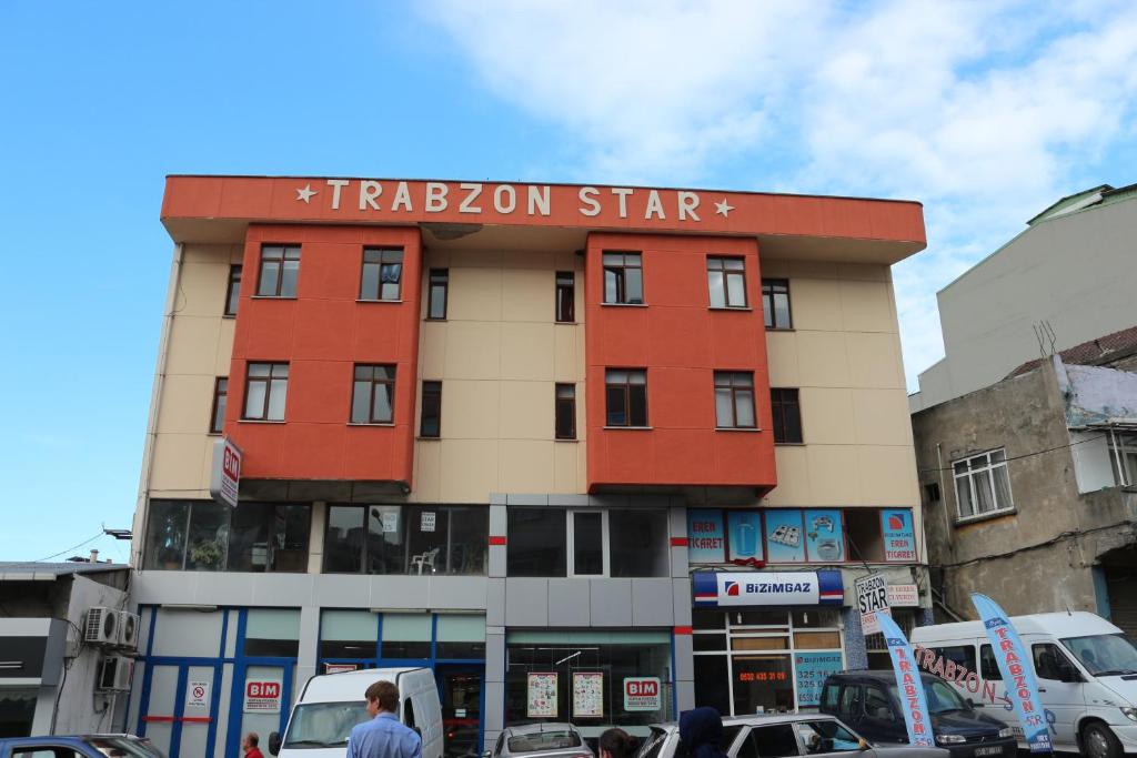 un edificio con una señal que lee la estrella tazazion en Trabzon Star Pension, en Trabzon
