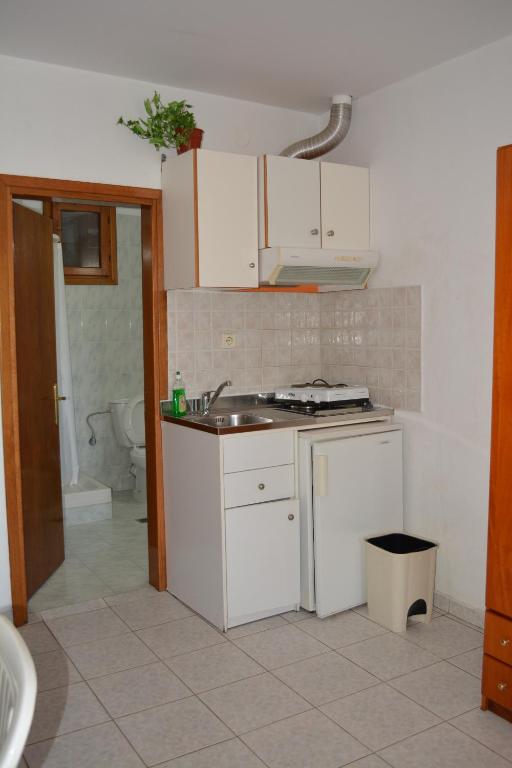 Kuchyň nebo kuchyňský kout v ubytování GLIKERIA ROOMS
