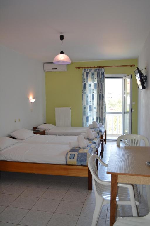 Postel nebo postele na pokoji v ubytování GLIKERIA ROOMS