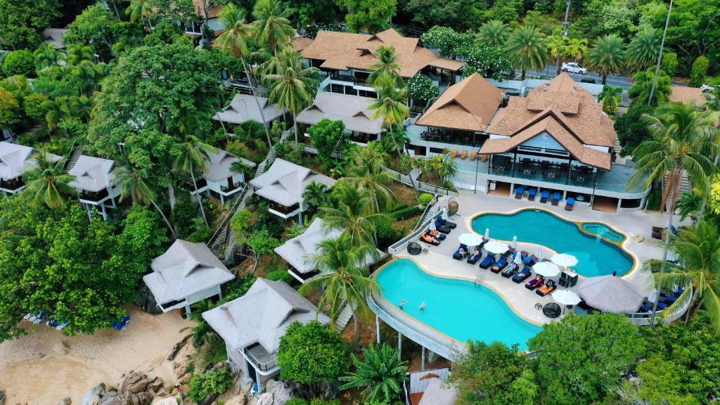Bazén v ubytování Coral Cliff Beach Resort Samui - SHA Plus nebo v jeho okolí
