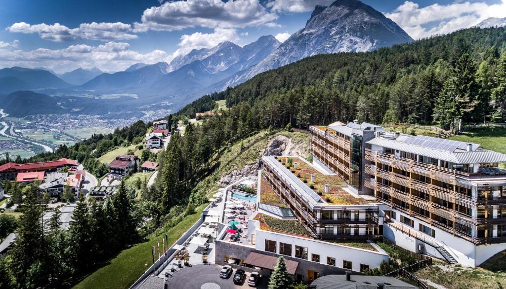 una vista aérea de un edificio con montañas en el fondo en NIDUM - Casual Luxury Hotel en Seefeld in Tirol