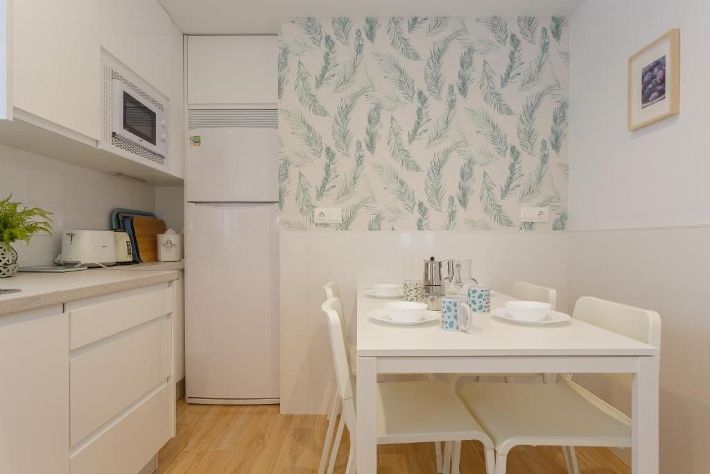 Kuchyňa alebo kuchynka v ubytovaní Casa Ros-PLAYA free parking by Cadiz4Rentals