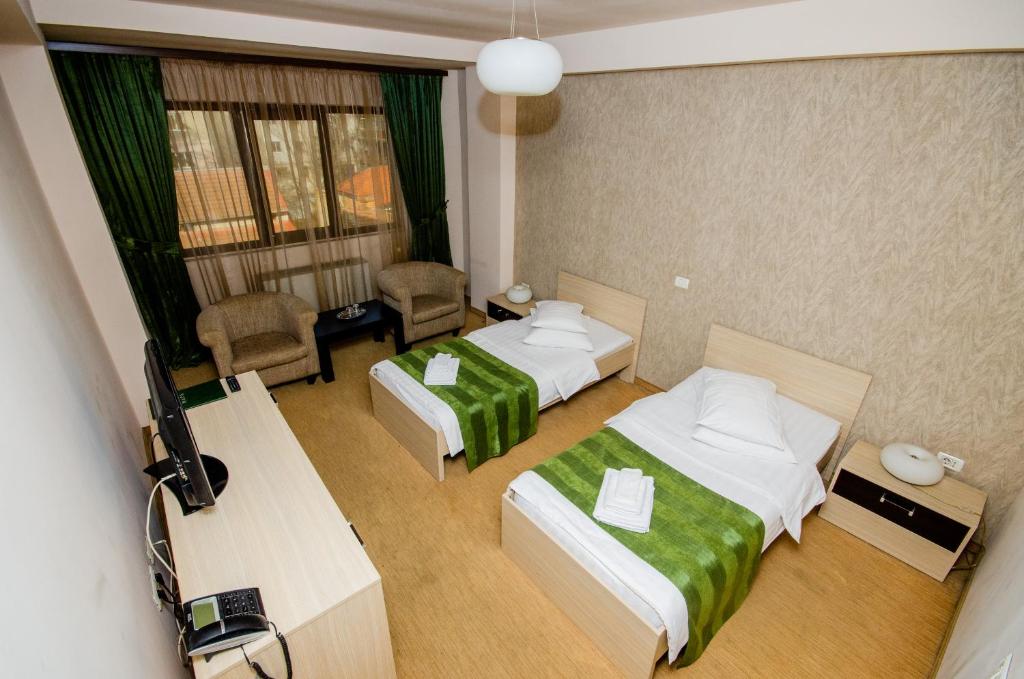 Postel nebo postele na pokoji v ubytování Hotel Davos