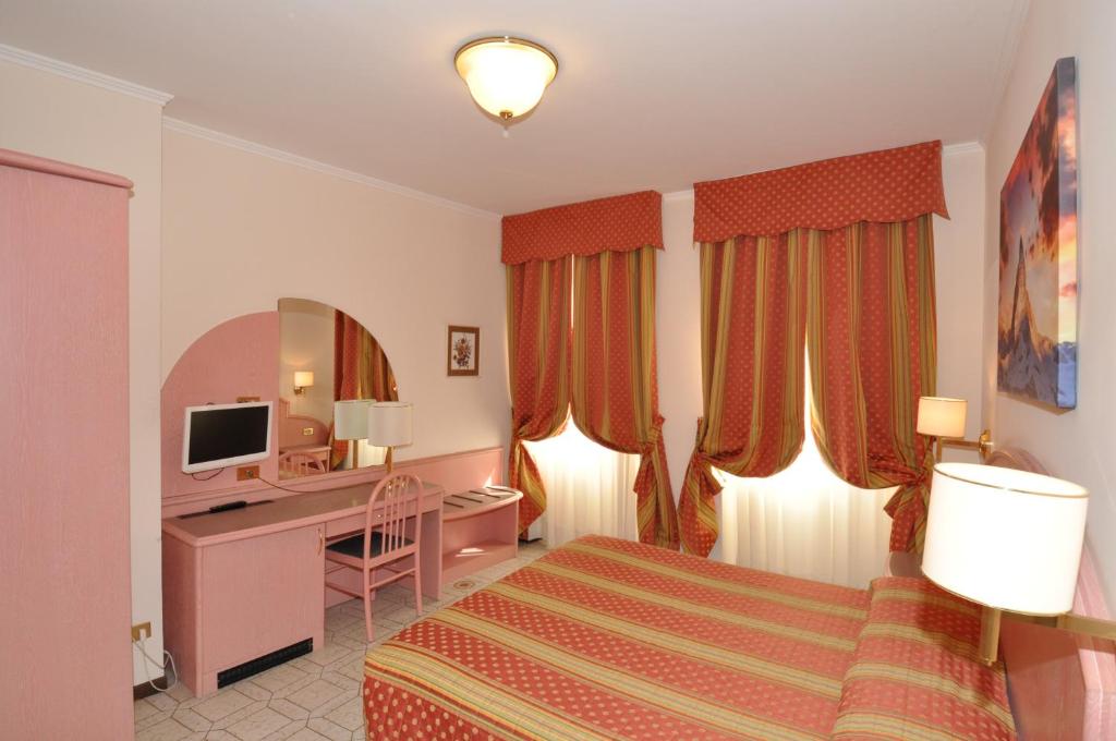 Posteľ alebo postele v izbe v ubytovaní Hotel Moderno - Cavour 30tre