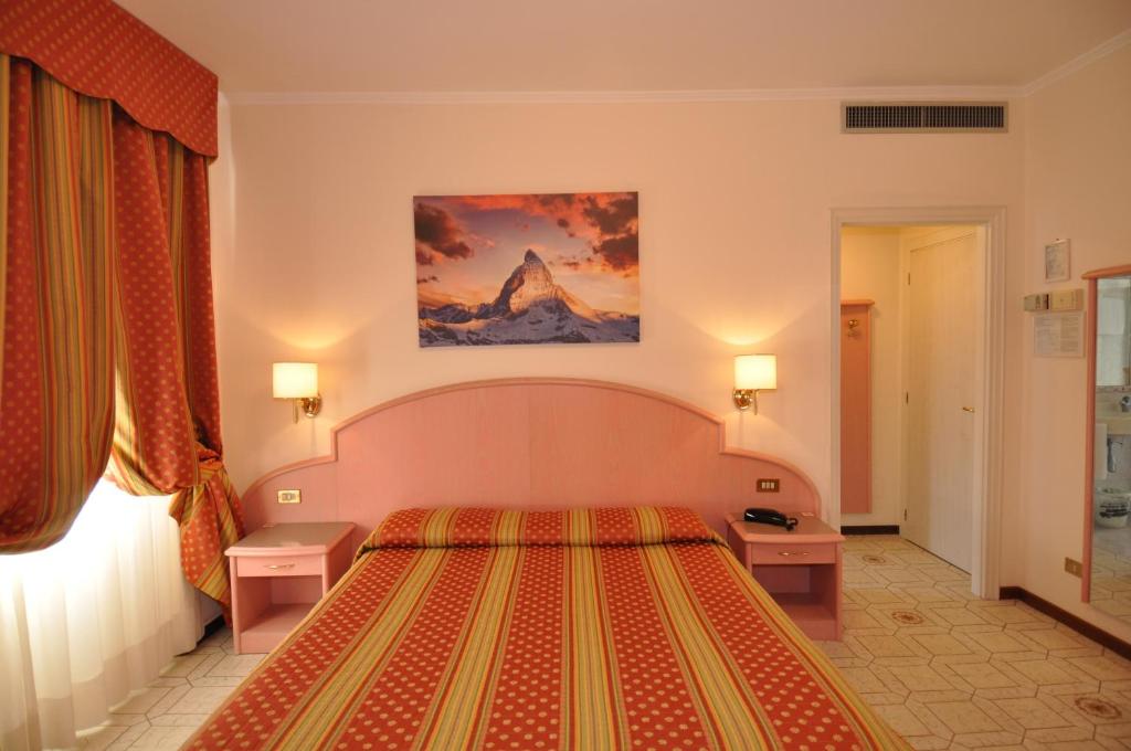 Posteľ alebo postele v izbe v ubytovaní Hotel Moderno - Cavour 30tre