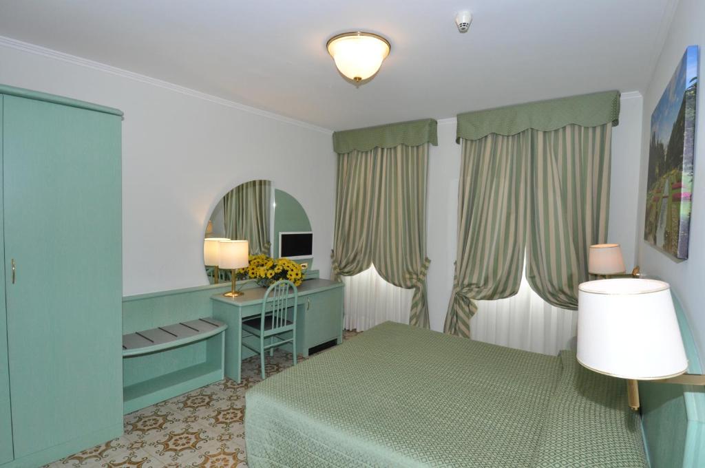 Posteľ alebo postele v izbe v ubytovaní Hotel Moderno - Cavour 30tre