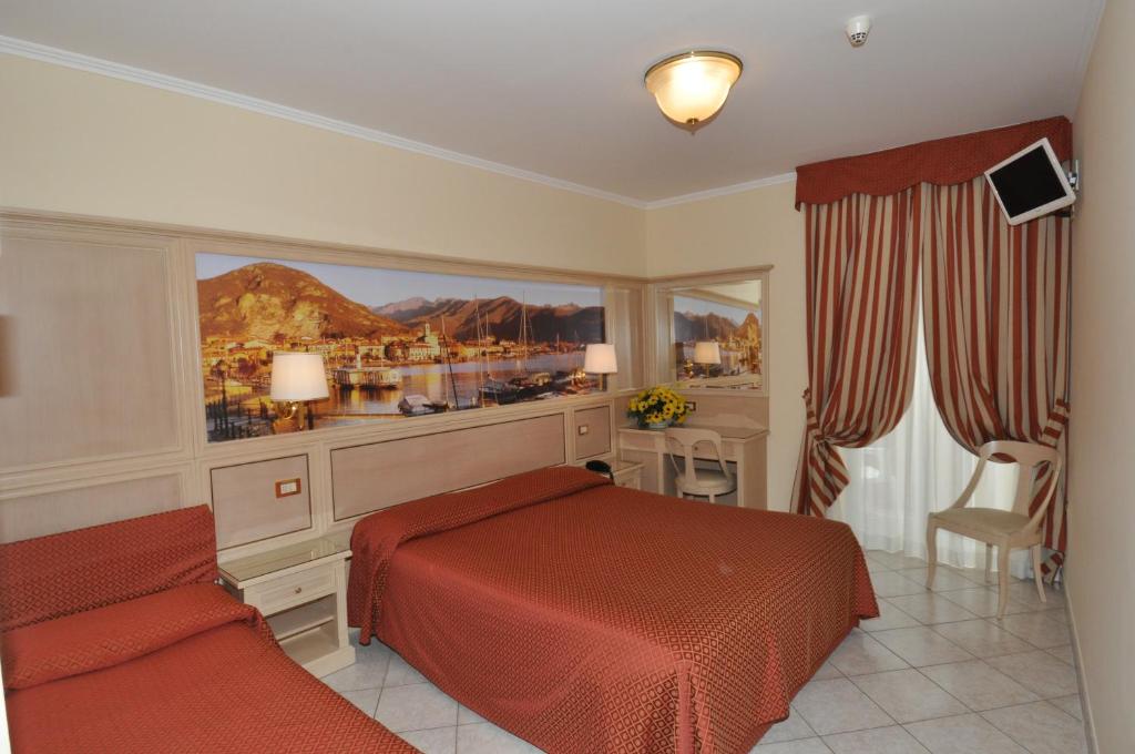 Posteľ alebo postele v izbe v ubytovaní Hotel Moderno - Cavour 30tre