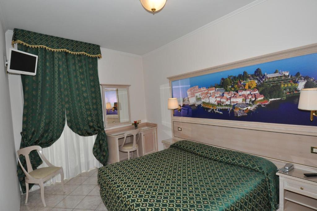 Televízia a/alebo spoločenská miestnosť v ubytovaní Hotel Moderno - Cavour 30tre
