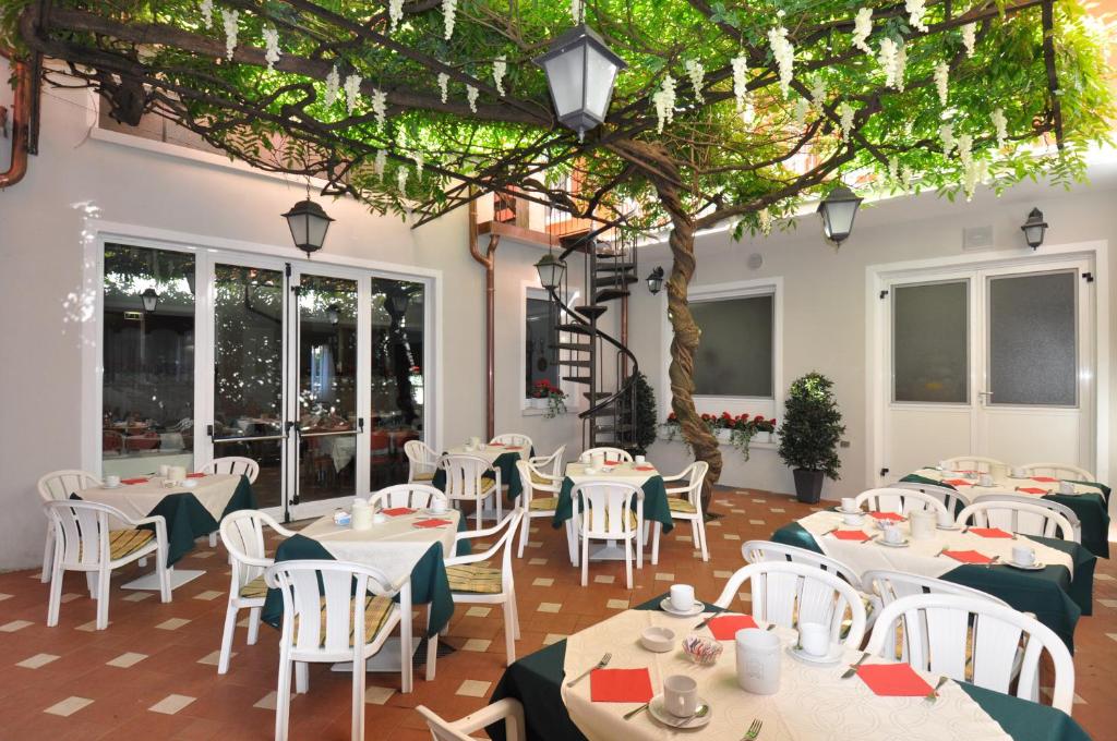 Reštaurácia alebo iné gastronomické zariadenie v ubytovaní Hotel Moderno - Cavour 30tre