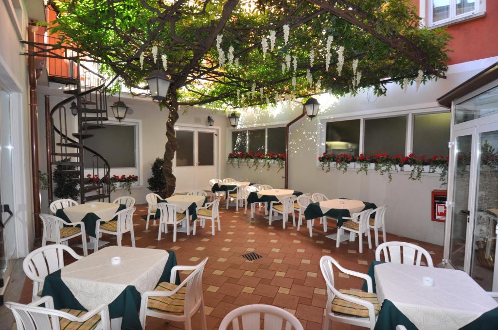 Reštaurácia alebo iné gastronomické zariadenie v ubytovaní Hotel Moderno - Cavour 30tre