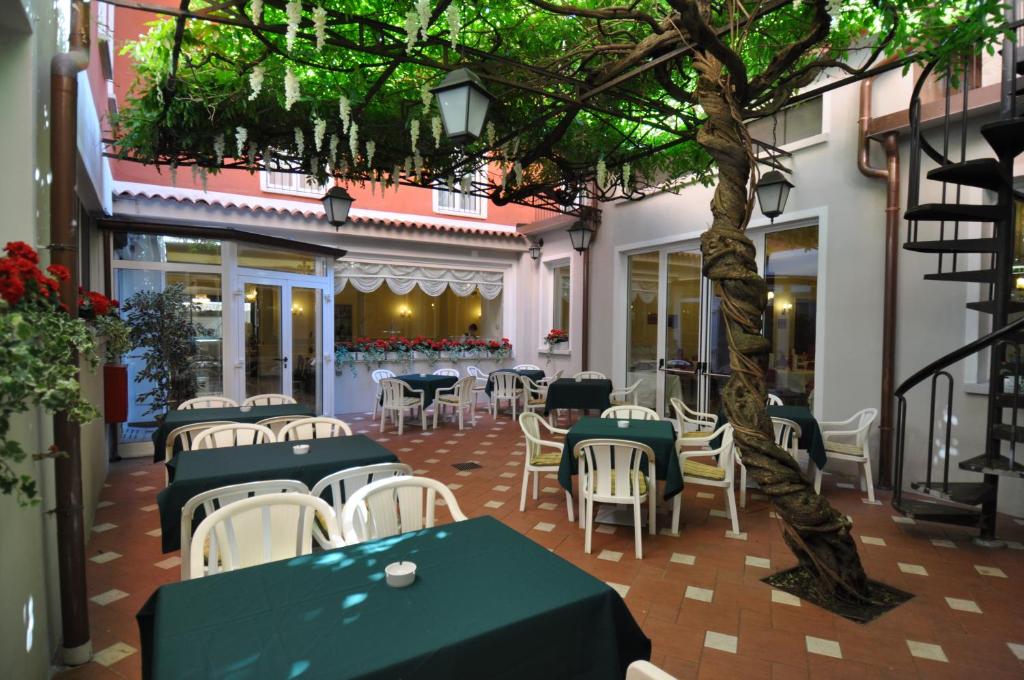 Reštaurácia alebo iné gastronomické zariadenie v ubytovaní Hotel Moderno - Cavour 30tre