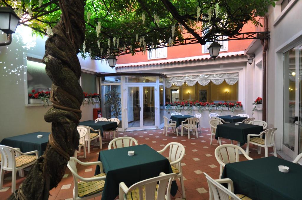 Reštaurácia alebo iné gastronomické zariadenie v ubytovaní Hotel Moderno - Cavour 30tre