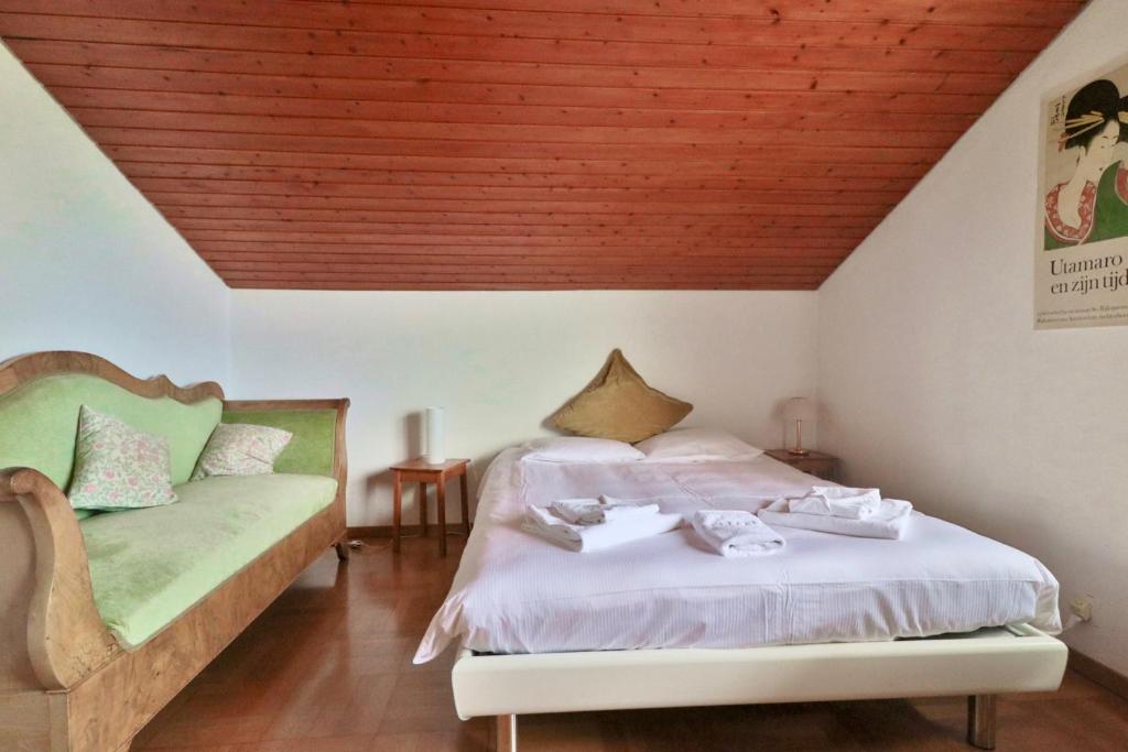 Postel nebo postele na pokoji v ubytování Maison familiale à Montreux avec vue sur le lac