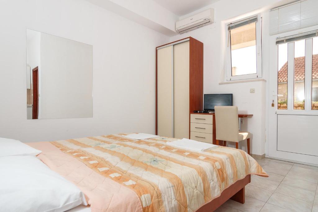Postel nebo postele na pokoji v ubytování Apartments & Rooms Konoba Tomić