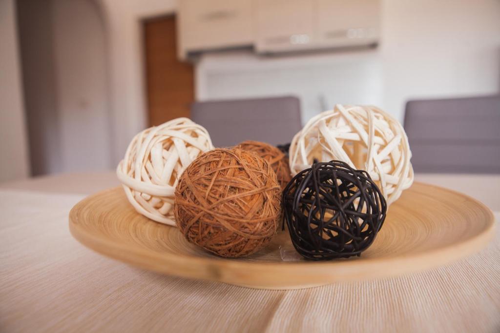 three balls of yarn on a plate on a table at La Bellavista Mola di Bari in Mola di Bari
