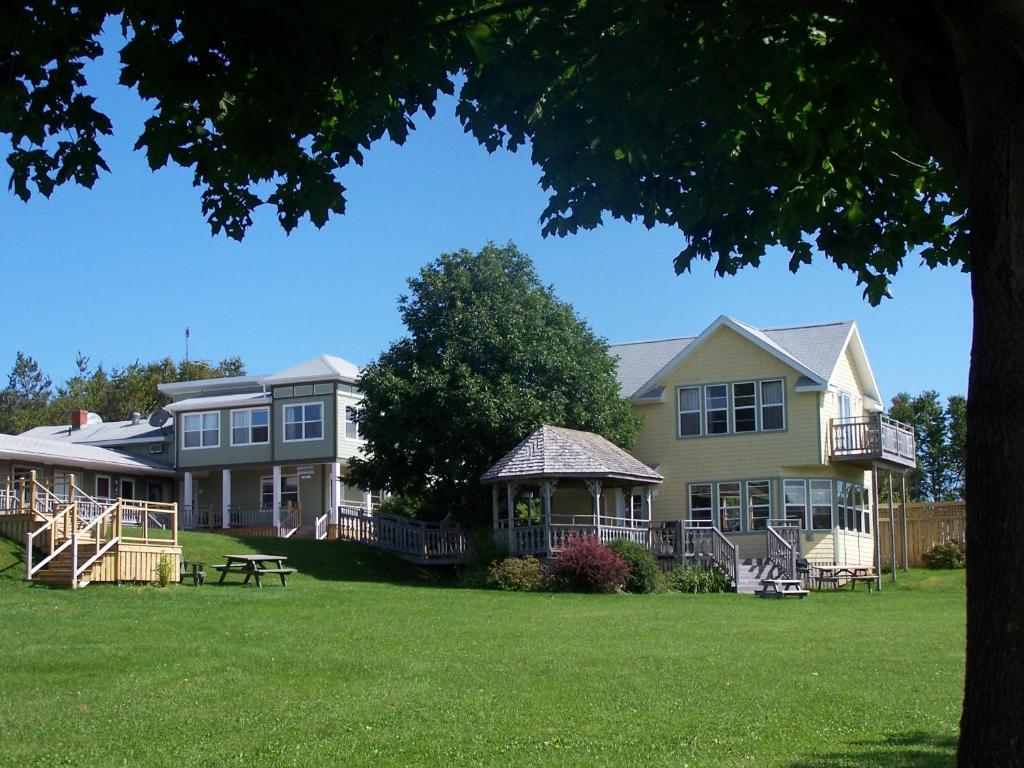 a large house with a picnic table in the yard at Bay Vista in Cavendish