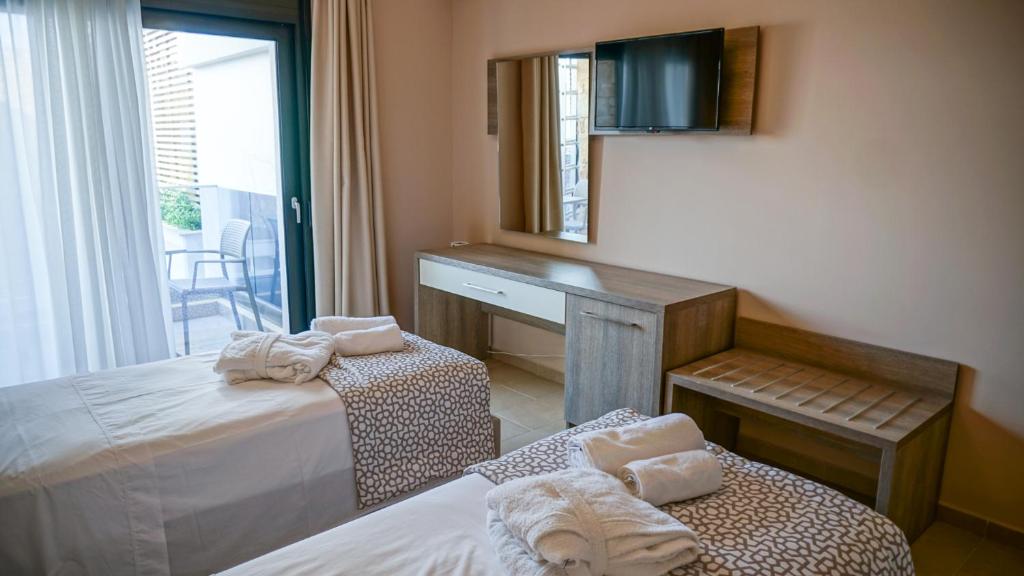 Agnes Deluxe Hotel - 8