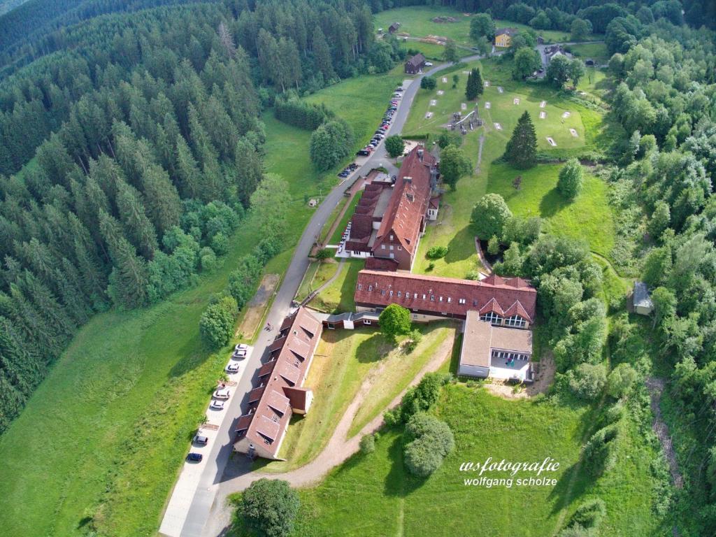 eine Luftansicht eines Zuges auf einem Bauernhof in der Unterkunft BSW-Erlebnishotel Festenburg in Clausthal-Zellerfeld