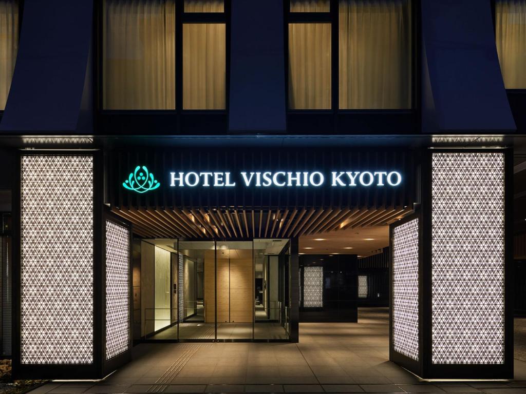una entrada a un hotel vyssinia kyoto por la noche en Hotel Vischio Kyoto by GRANVIA en Kyoto