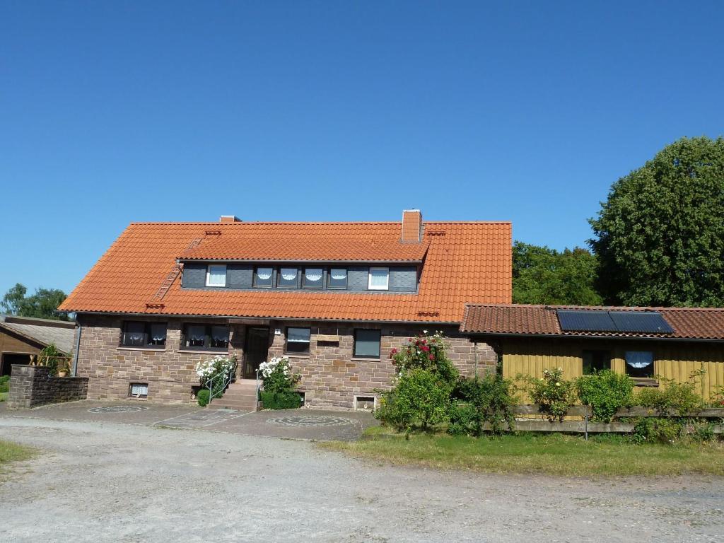 een bakstenen gebouw met een oranje dak bij Landhaus Hillebrand in Trendelburg