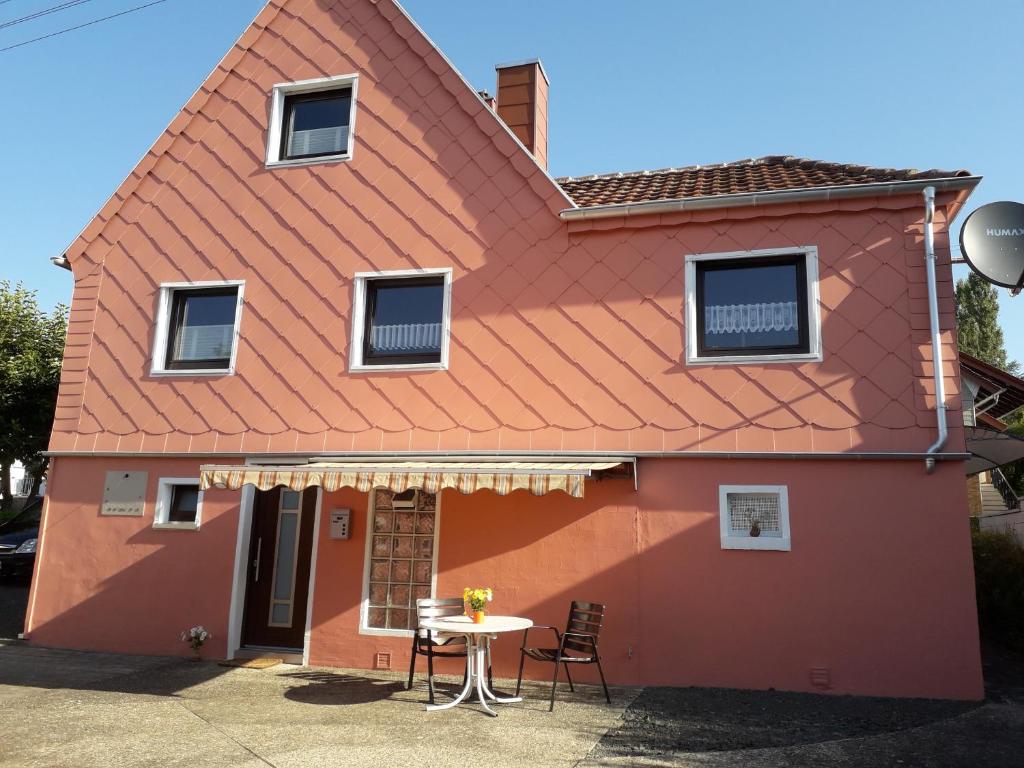 een huis met een oranje dak bij Zimmervermietung St.Wendel in Sankt Wendel