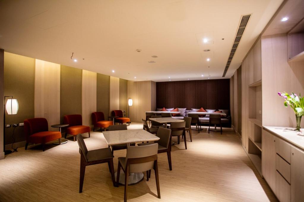a dining room with tables and chairs and tablesktop at Fullon Hotel Taoyuan Airport Access MRT A8 in Guishan