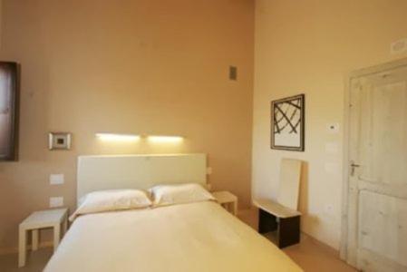 SerrungarinaにあるAgriturismo Pozzuoloのベッドルーム1室(大型ベッド1台、枕2つ付)