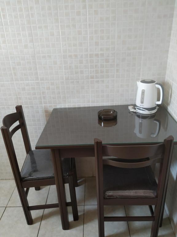 Příslušenství pro přípravu čaje a kávy v ubytování Mavroforos Hotel