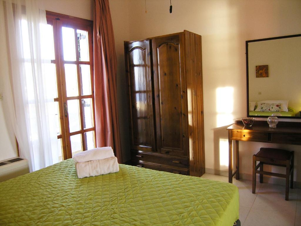 A bed or beds in a room at Emerald