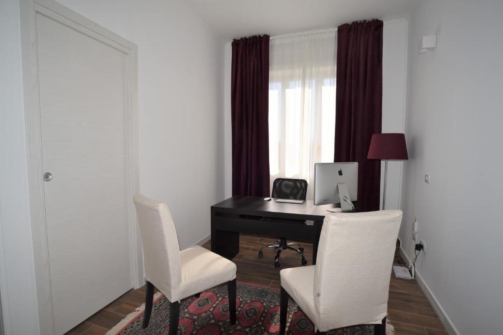 Televízia a/alebo spoločenská miestnosť v ubytovaní Mapi’s Rooms