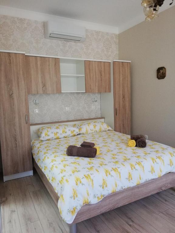 sypialnia z łóżkiem z dwoma torbami w obiekcie APARTMAN LUŠETIĆ w mieście Opatija