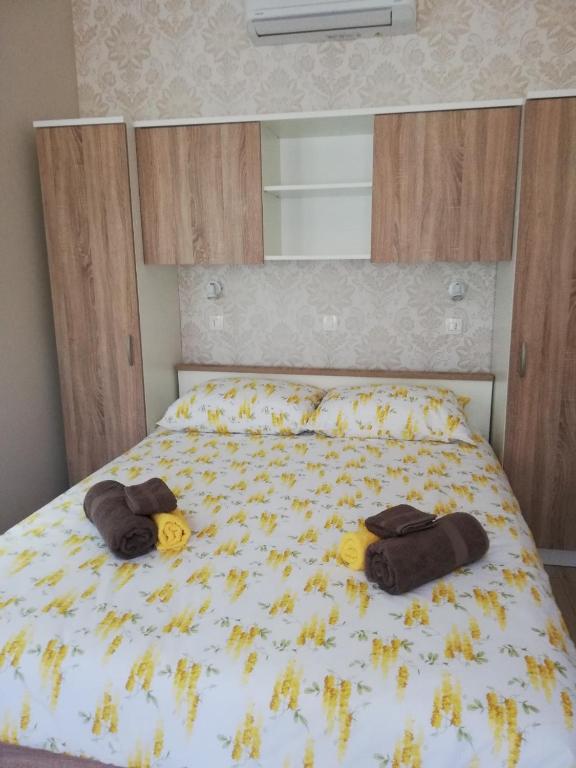 Łóżko lub łóżka w pokoju w obiekcie APARTMAN LUŠETIĆ